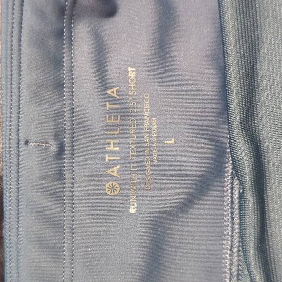 Athleta 3.5" Run With It textured shorts - Picture 7 of 7